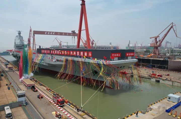八萬余噸！電磁彈射！福建艦下水命名